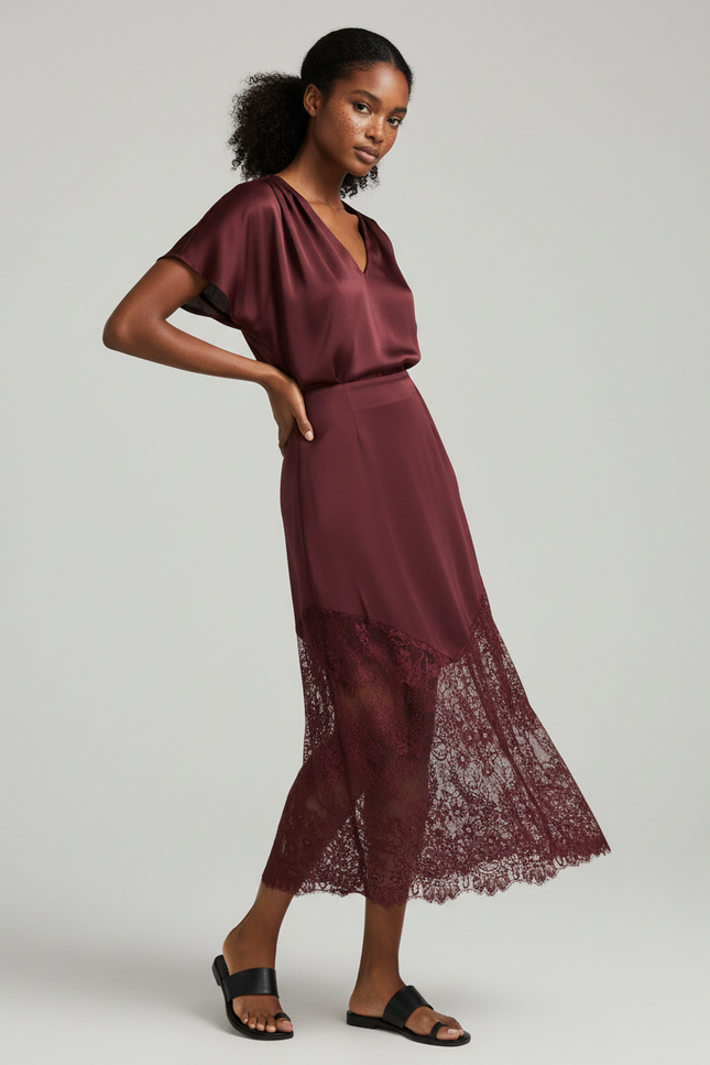 Jupe Dentelle Bordeaux Satinée Élégante